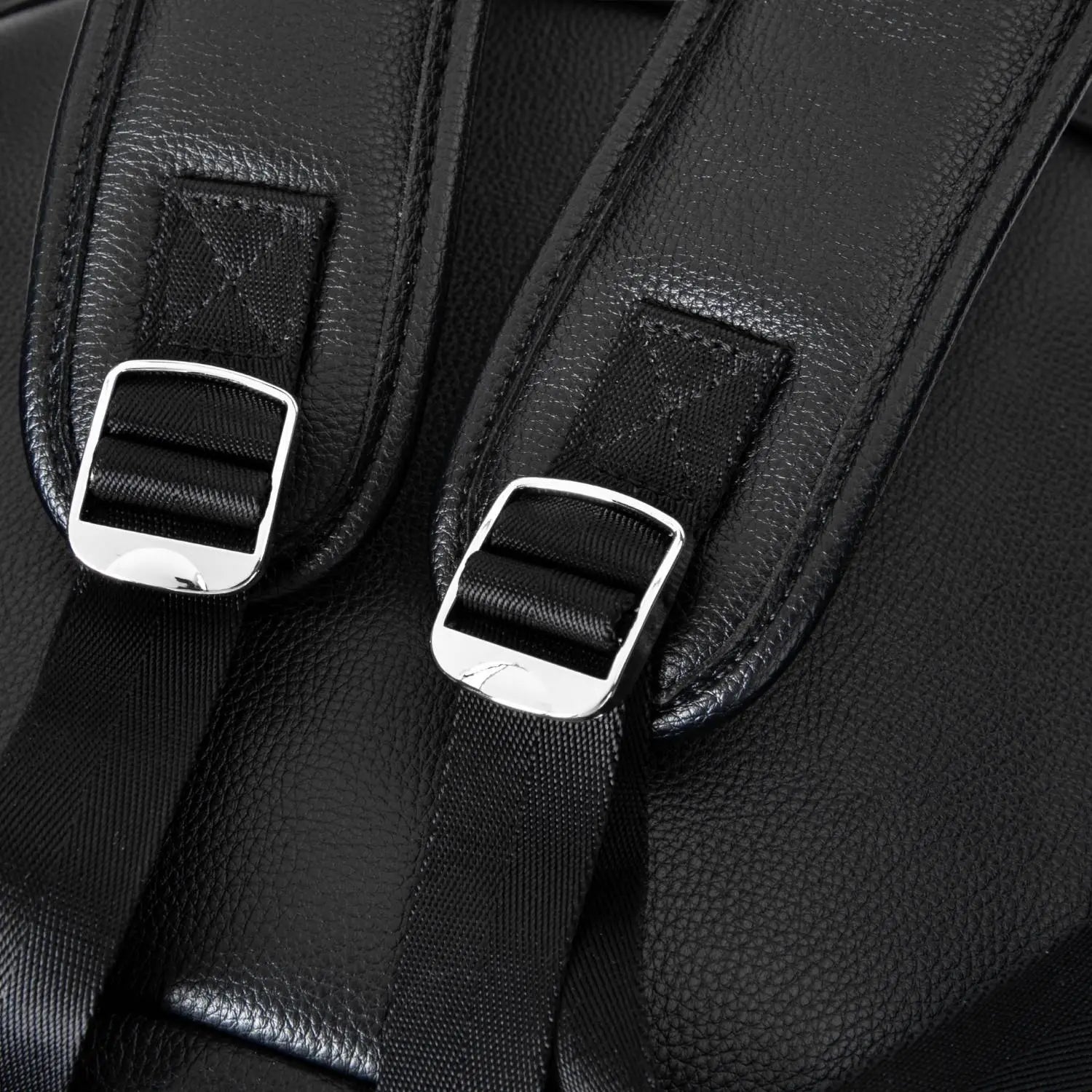 Black nappy bag backpack silver hardware strap close-up – premium detail for everyday comfort.